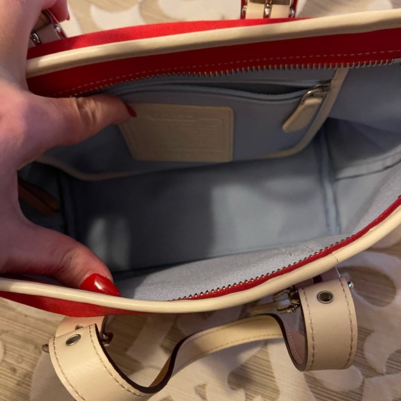 Small red Coach handbag - Picture 5 of 8